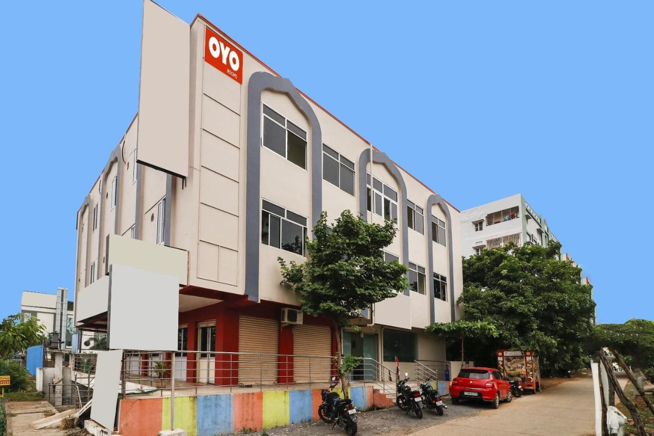 Oyo Dharani Grand Hotell Khammam Exteriör bild